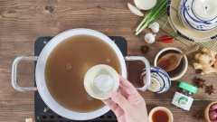 Thêm hành tây và hành tím nướng sơ vào nồi nước đã trụng thịt vào hầm 10 phút để lấy vị ngọt và thơm. Sau đó cho 150ml nước cốt phở Vianco vào nồi khuấy đều. Có thể nêm thêm 1 muỗng cà phê muối, 1/2 muỗng cà phê đường và 1 muỗng cà phê nước mắm.