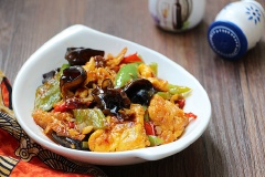 Cho trứng chiên xào nấm mèo ra đĩa, bày trí đẹp mắt rồi dùng với cơm nóng. Trứng chiên chín bùi béo, nấm mèo giòn sần sật, ớt sừng cay thơm, quyện cùng sốt gia vị chua cay, mặn ngọt, thật đậm đà và hấp dẫn. Đảm bảo cả nhà sẽ ưa thích với món ăn lạ miệng và ngon lành cành đào này đấy.
