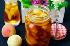 Để cho nước đường nguội hoàn toàn thì bạn xếp đào vào hũ thủy tinh sạch, sau đó đổ nước đường vào hũ đào và để trong ngăn mát tủ lạnh dùng dần.