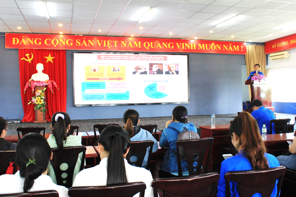Các bài lý luận chính trị được báo cáo bởi đ/c Trương Phú Quí, Phó Bí thư Đoàn trường DLA