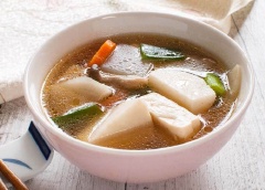 Múc canh ra bát và dùng nóng. Trời đã vào thu, tiết trời cũng đã mát mẻ, một tô canh nóng hổi, thơm lừng mùi rau củ ắt hẳn sẽ thu hút các thành viên trong gia đình nhỏ của bạn.