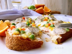 Bày trí bánh mì sandwich nướng phô mai bò viên cho đẹp mắt là có thể thưởng thức. Đến lúc này chắc chắn bạn sẽ khám phá ra được lý do đem cắt đôi miếng bánh mì sandwich ngay từ đầu rồi phải không nào! Đúng rồi! đó là để bạn có thể dễ dàng tách bánh làm đôi trông cực đẹp mắt và ngon miệng.