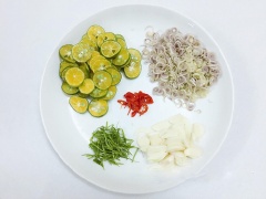Sả rửa sạch, bóc bỏ phần già, thái lát mỏng. Tỏi bóc vỏ, thái lát. Lá chanh rửa sạch, thái nhỏ. Tắc rửa sạch thái lát. Ớt bỏ hạt, thái nhỏ.