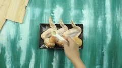 Đầu tiên các bạn ướp cánh gà với muối tiêu, để khoảng 5 phút cho cánh gà thấm gia vị.