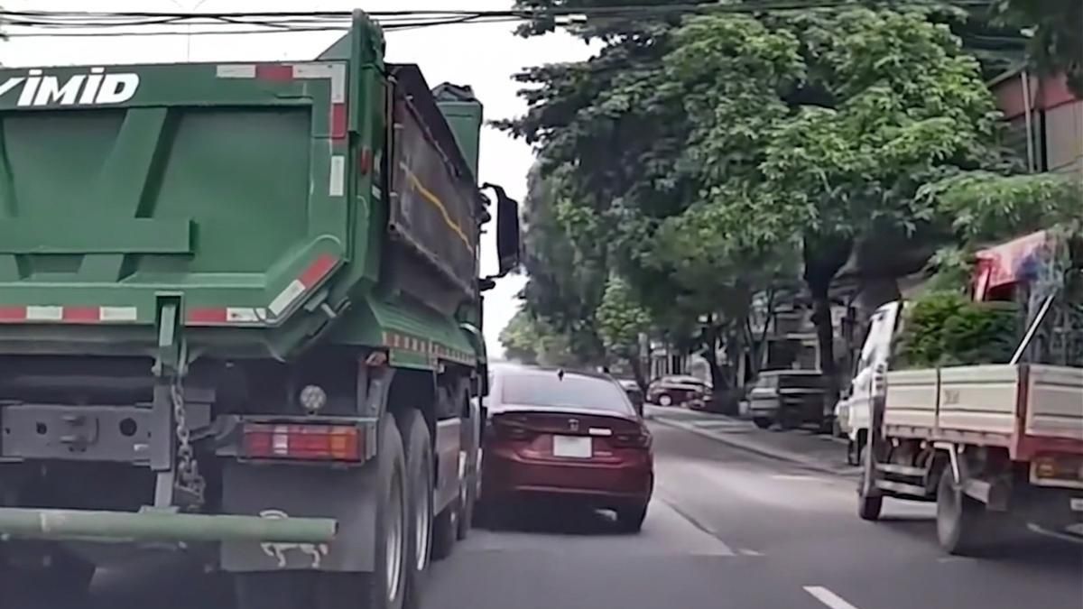 Cú chuyển làn ẩu của xe tải khiến hai ô tô xoay ngang giữa đường - Báo Xây Dựng