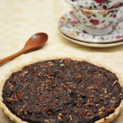 Cho bánh vào lò nướng khoảng 20 phút là được. Bánh tart chocolate cùng hạt óc chó, món bánh trở nên đặc biệt hơn bao giờ hết bởi vị bùi béo đặc trưng của hạt óc chó.