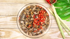 Ngâm 500gr Ốc hương vào tô nước pha với 1 muỗng canh Muối, 5 trái Ớt hiểm (cắt lát). "Ngâm 30 phút" để ốc ra hết chất bẩn. Sau đó đem ốc rửa sạch, để ráo