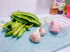 Đầu rồng rửa sạch, cắt chéo. Như vậy sau khi xào sẽ mềm ngon nhưng vẫn giữ được độ giòn nhé. Thịt ba chỉ cắt miếng nhỏ vừa ăn, ướp với chút muối và hạt nêm.