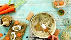 Tiếp đó, bạn chuẩn bị các nguyên liệu: 100gr cà rốt cắt hạt lựu, 100gr nấm bào ngư xé sợi, 100gr đậu Hà Lan, 300gr hàu đã làm sạch, 20 quả trứng cút bóc vỏ. Rồi cho các nguyên liệu vừa chuẩn bị vào nồi nước dùng cùng 2 muỗng cà phê hạt nêm và 1 muỗng cà phê đường, sau đó dùng vá nhẹ nhàng khuấy đều.