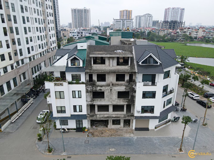 <p>Smile Building là dự án tổ hợp chung cư cao cấp, thương mại dịch vụ và biệt thự liền kề nằm trong quần thể Khu đô thị Bắc Đại Kim. Dự án có thiết kế hiện đại, sang trọng nhưng vẫn giữ được những nét truyền thống Á Đông mang đến không gian sống tuyệt vời.</p>