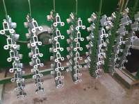 Piezas de aluminio en bastidores de anodizado