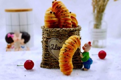 Bánh mì nướng hình con tằm đơn giản. Những chiếc bánh trông ngộ nghĩnh và đáng yêu làm sao. Không biết làm xông thành phẩm này thì các bé nhà bạn có nỡ đành lòng dùng để ăn sáng hay không nữa!