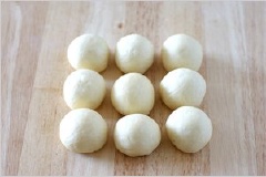 Sau đó chia bột thành 9 phần đều nhau, tiếp tục ủ trong 50 phút nữa trong nhiệt độ (35-40 độ C).