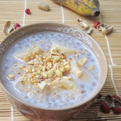 Khi chè chuối đã nguội thì múc chè ra bát hoặc cốc, thêm đá, rắc vừng và lạc lên trên. Chè chuối bột báng ngọt mát là món ăn đơn giản thích hợp cho những ngày hè nắng nóng. Chè ngọt dịu, chuối mềm, bột báng nở to dai dai, nước cốt dừa béo ngậy kích thích vị giác.