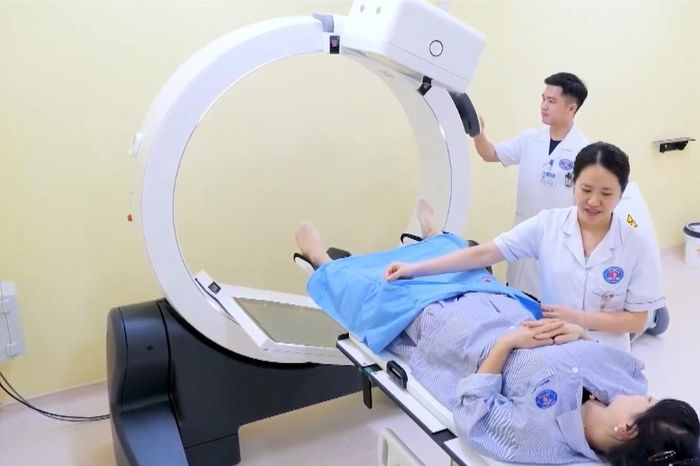 Trang thiết bị hiện đại đáp ứng điều trị bệnh nhân ung thư - Đài Phát thanh và truyền hình Hà Nội