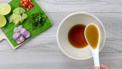 Pha nước mắm kiểu Thái gồm: 3 muỗng canh nước mắm, 1 muỗng canh nước cốt me, 3 muỗng canh đường, 1 muỗng canh nước cốt chanh (tùy chọn) và 1/2 muỗng canh ớt bột.