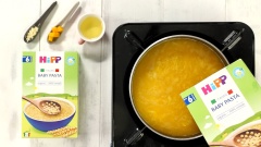 Tiếp theo cho 30gr pasta hữu cơ HiPP vào, nấu sôi khoảng 4 phút thì tắt bếp. Sau đó cho 5ml dầu cá hồi vào súp, dùng muỗng khuấy đều để dầu hòa quyện vào súp.