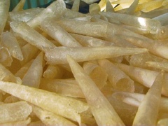Bóng cá ngâm nước cho mềm, vớt ra để ráo. Thơm, cà chua, rau cần tây cắt khúc vừa ăn.