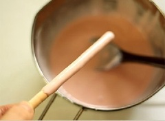 Đun chảy chocolate trắng rồi pha phẩm màu tùy thích và nhúng bánh que vào. Có thể mua loại bánh que có bọc sẵn kem dâu ở ngoài thì sẽ tiện hơn đấy!