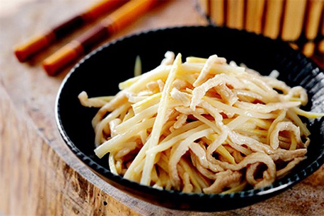 Ức Gà Xào Măng Tươi