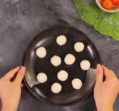 Cho vào tô 65gr bột mì, 35gr shortening, nhào đều sau đó để bột nghỉ 15 phút. Trong lúc đợi bạn chuẩn bị màu: Cho vào tô 3gr bột củ dền, 55ml nước ấm, khuấy đều.