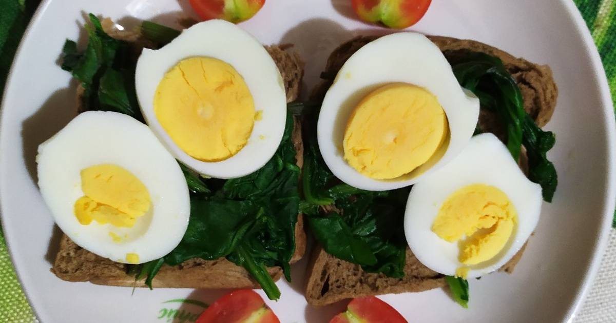 Bánh mì đen cải bó xôi trứng luộc