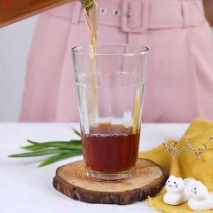 Ngâm 1 gói trà Earl Grey với 200ml nước sôi trong 15 phút. Cho 70ml nước long nhãn, 50ml trà earl grey vào ly rồi tiếp đến đổ đá vào, cho phần topping long nhãn, nấm tuyết, nha đam lên trên.