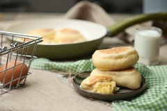 Bánh mì nhân custard trứng muối có thể xem là một phiên bản thu nhỏ và cách làm đơn giản hơn nhiều so với bánh mì chà bông nhân phô mai tan chảy. Hứa hẹn là món bánh ăn sáng cực hấp dẫn cho cả gia đình.