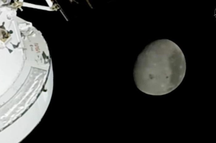 Khoảnh khắc nghẹn ngào của các phi hành gia Artemis II khi phá kỷ lục của Apollo 13 - Báo Tin Tức TTXVN