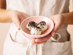 Thưởng thức ngay thôi nào. Trông thật hấp dẫn và ngon miệng đúng không nào? Món Oreo truffles này được sẽ rất các bạn nhỏ vô cùng yêu thích khi nhìn thấy chúng đấy!