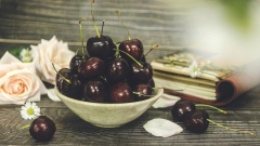 Cherry rửa sạch, tách đôi, bỏ cuống và hạt. Trộn cùng 110 gram đường còn lại, để khoảng 10 phút.