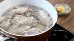 Luộc sơ 500gr sườn non qua nước có pha chút muối cho ra hết chất bẩn. Sau đó rửa lại bằng nước sạch, để ráo rồi chặt miếng vừa ăn. Ướp sườn với 5gr tỏi băm, 5gr hành tím băm, 1 muỗng cà phê đường, 2 muỗng cà phê nước mắm, 1 muỗng cà phê tiêu, 1 muỗng cà phê màu dầu điều và 1 muỗng cà phê hạt nêm. Ướp sườn khoảng 15 phút cho ngấm gia vị.