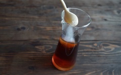 Cho 1 túi lọc trà lipton vào ly, rót vào khoảng 120ml nước sôi nóng già. Chờ 5 phút khi nước ngả sang màu nâu thì bạn lấy túi trà ra. Thêm vào 20gr đường (số lượng đường bạn có thể điều chỉnh tùy theo sở thích), khuấy đều cho đường tan.
