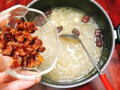 Cho nấm tuyết vào nồi và đổ nước ngập nấm tuyết 2 đốt ngón tay, bật bếp nấu khoảng 30-40 phút cho nấm tuyết hơi mềm. Khi nấm tuyết hơi mềm thì cho hạt sen vào nấu cùng khoảng 10 phút là hạt sen chín, tiếp theo cho nhãn nhục, táo tàu vào nấu thêm vài phút nữa.