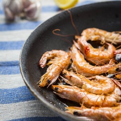 Tôm tươi rửa sạch, rạch vỏ, loại bỏ chỉ đen, để ráo. Bắc chảo lên bếp, cho bơ và dầu olive vào đun nóng, bỏ tỏi vào phi thơm, rang tôm cùng với muối trong 3-4 phút cho đến khi tôm chín là được.