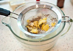 Đổ hỗn hợp qua rây lọc lấy vỏ chanh và hoa oải hương. Cuối cùng, bạn đổ hỗn hợp ra bát nhỏ, cho vào khay có đổ nước sôi đến 1/3 thành cốc. Rồi cho vào lò nướng ở 180 độ C từ 20-25 phút là xong.