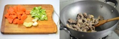 Thịt nạm bò cắt miếng vừa ăn và cho vào nồi nước sôi luộc sơ rồi lấy ra rửa sạch lại. Cà rốt gọt vỏ, cắt miếng vừa ăn, ớt cắt lát, tỏi bóc vỏ, gừng thái lát. Đun nóng chảo với dầu ăn, cho tỏi gừng vào phi thơm, tiếp đó thả thịt vào xào săn lại.