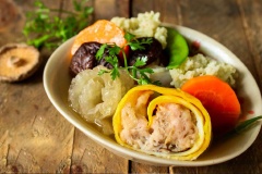 Múc canh bóng thả ra tô, dùng ngay khi còn nóng. Nhìn món canh rất bắt mắt đúng không nào!