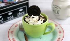 Bánh chuối oreo chỉ với nguyên liệu đơn giản và rẻ tiền, đặc biệt chế biến với lò vi sóng rút ngắn được nhiều thời gian chế biến giúp bạn có thể hoàn tất nhanh chóng món bánh cho bữa sáng.