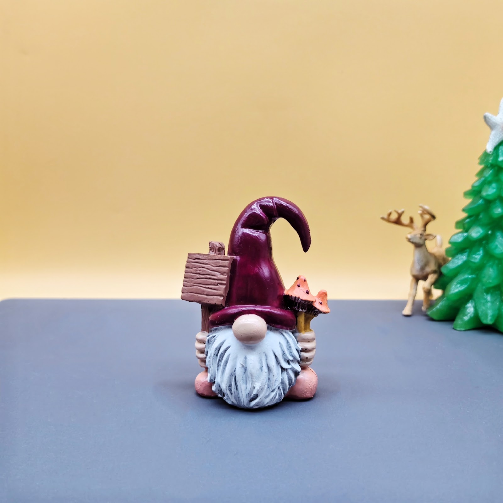Mini gnome, faceless, resin figure, 7x4.5x8.5 cm