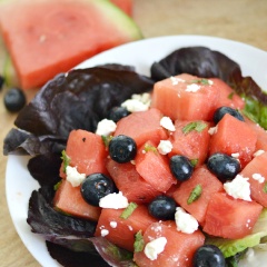 Khi ăn cho salad ra dĩa sâu lòng, rắc thêm phô mai lên trên kèm lá bạc hà và thưởng thức thôi nè. Salad dưa hấu việt quất ngọt mát, thanh thanh giúp bạn vừa giảm cân vừa giải nhiệt hiệu quả đấy. Nhanh tay lưu công thức lại ngay nào.