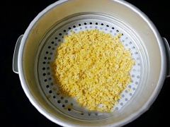 Đậu xanh không võ vo sạch sẽ rồi ngâm nước 2-3 tiếng cho nở mềm. Sau đó, cho đậu xanh vào xửng hấp cho đậu xanh chín là được.