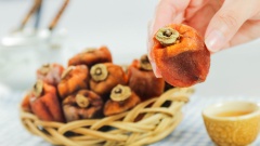 Bảo quản hồng trong hộp kín ngăn mát. Đây là món ăn đang được các chị em săn lùng, nhất là khi vào đúng mùa hồng. Để bắt kịp trào lưu này hãy cùng Cooky xem ngay tất tần tật bí quyết cách làm hồng treo gió đảm bảo thành công này nhé.