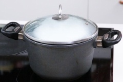 Cho hỗn hợp trứng sữa vào nồi hấp cách thủy khoảng 15 phút dưới lửa vừa, 5 phút dưới lửa nhỏ rồi tắt bếp. Sau đó cho yến sào đã chưng lên trên