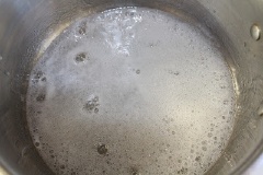 Đun đường với nước trên bếp ở lừa nhỏ vừa. Khuấy đều cho tới khi đường tan hết. Tăng lửa lên và để nước đường sôi trong khoảng 7 phút. Công thức làm caramel này không cần phải dùng đến nhiệt kế, nhưng bạn không nên lơ là vì đường có thể cháy trong nháy mắt.