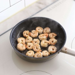 Đun nóng 1 muỗng canh dầu ô liu trong chảo, cho tôm vào đảo đều tay cho hơi sản lại. Nêm 1/8 muỗng cà phê muối và 1/8 muỗng cà phê tiêu, xào tiếp cho tôm vừa chín thì tắt bếp.