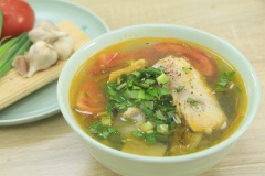 Canh cá diêu hồng cải chua ăn nóng với cơm trắng rất là ngon. Các bạn mới tập tành vào bếp thì đừng quên công thức siêu đơn giản này nhé, đảm bảo thành công ngay từ luôn đó. Thành phẩm cá vừa chín tới ngon ngọt, canh có vị cân bằng giữa mặn, ngọt và chua; thêm chén nước mắm thiệt nhiều ớt nữa là hoàn hảo nhỉ.