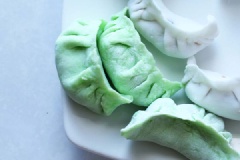 Chia bột thành những viên nhỏ, bọc kín lại, tránh để bột khô. Làm tương tự với 4 phần còn lại. Trước khi khuấy trùng, cho một ít màu thực phẩm vào để tạo màu. Cán thật mỏng từng viên bột, cho các loại nhân vào vỏ bánh với màu tương ứng: Màu trắng: nhân tôm thịt; Màu đỏ: nhân cà rốt; Màu xanh lá: nhân hẹ; Màu vàng: nhân trứng muối; Màu tím: nhân trứng bách thảo. Xếp bánh rồi đem hấp cách thủy khoảng 15 phút.