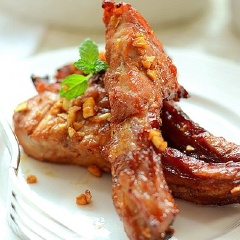 Bày món ăn ra đĩa và dùng với cơm. Miếng sườn vàng ươm, thơm phức hương tỏi với phần thịt chắc ngon mà đậm đà quyến rũ.
