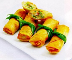 Đun nóng dầu ăn, cho các cuộn chả giò vào chiên chín vàng giòn thì vớt ra để ráo dầu là có thể dùng.